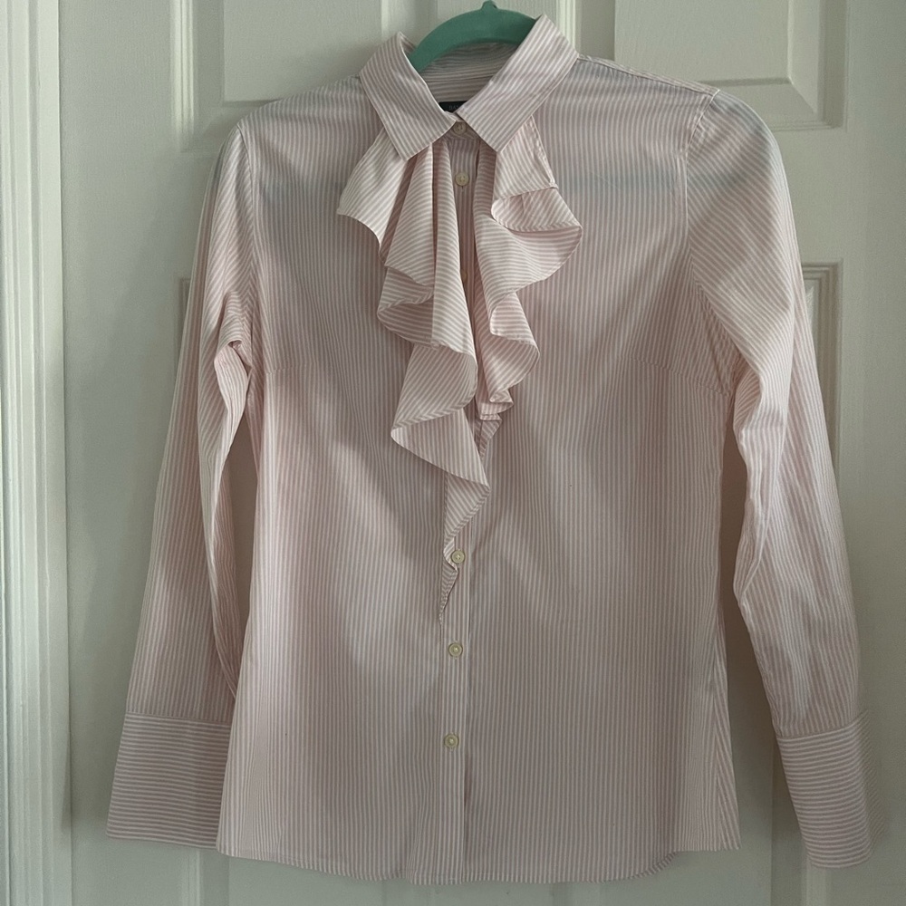 Banana Republic Riley tailored blouse with ruffle. Feminine. EUC! Size 2.